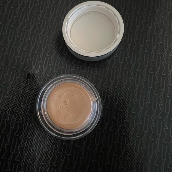 Trinny London just a touch swatched once - Picture 3 of 3